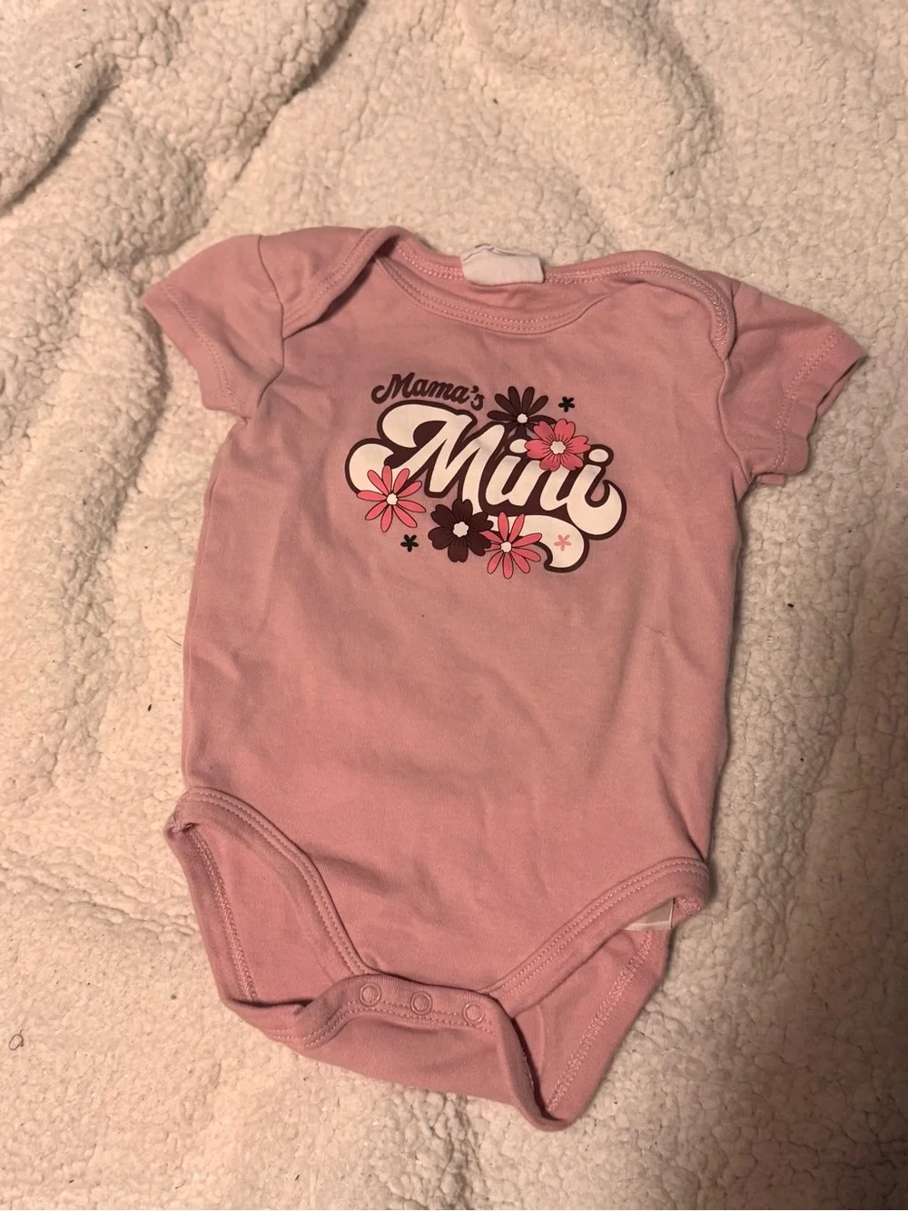 Pink Short-Sleeve Baby One-Piece Bodysuit with 'Mama's Mini' Floral Graphic